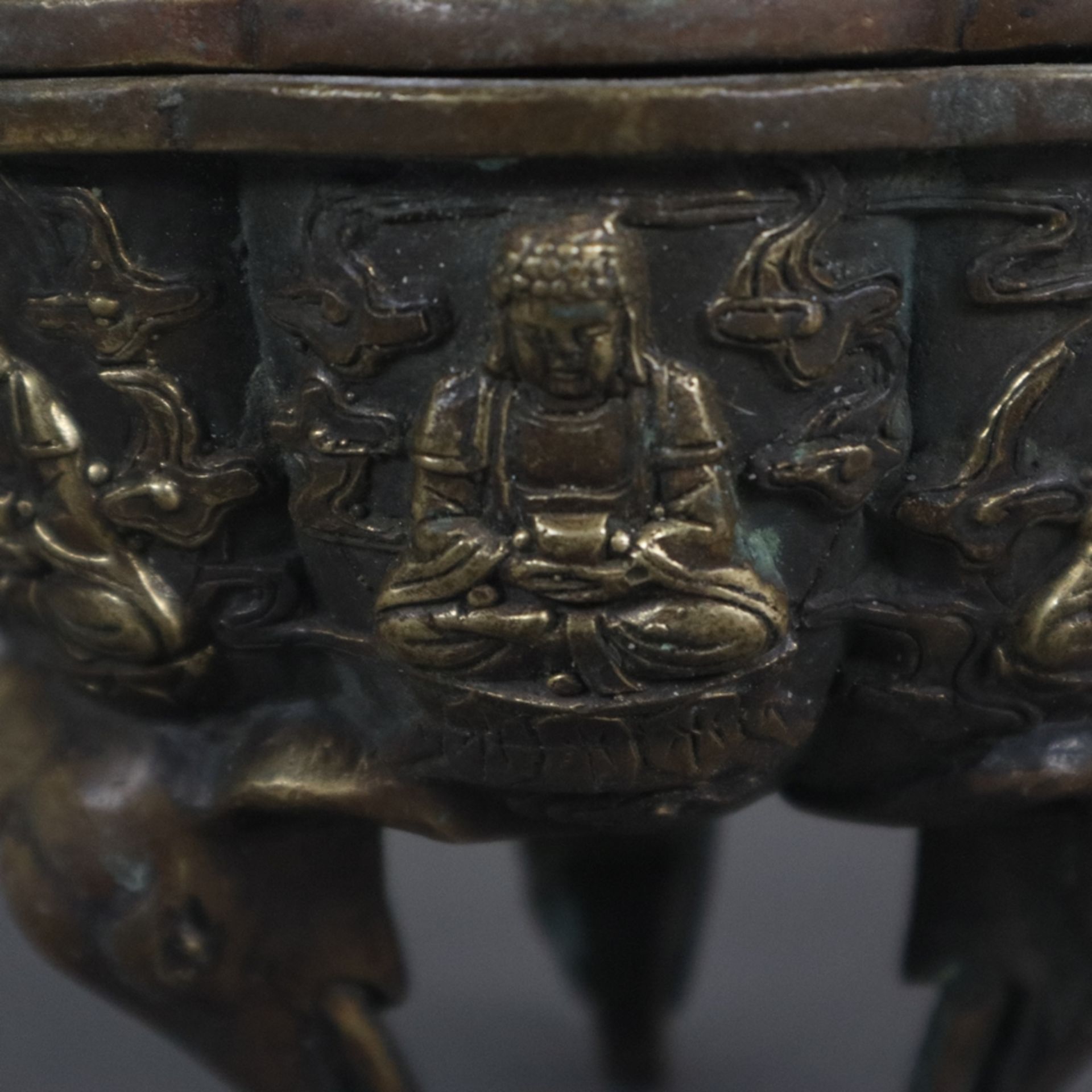 Weihrauchbrenner mit Buddha-Figuren - China, Gelbbronze, in Blütenform gebuckelte Schale mit Standf - Bild 5 aus 9