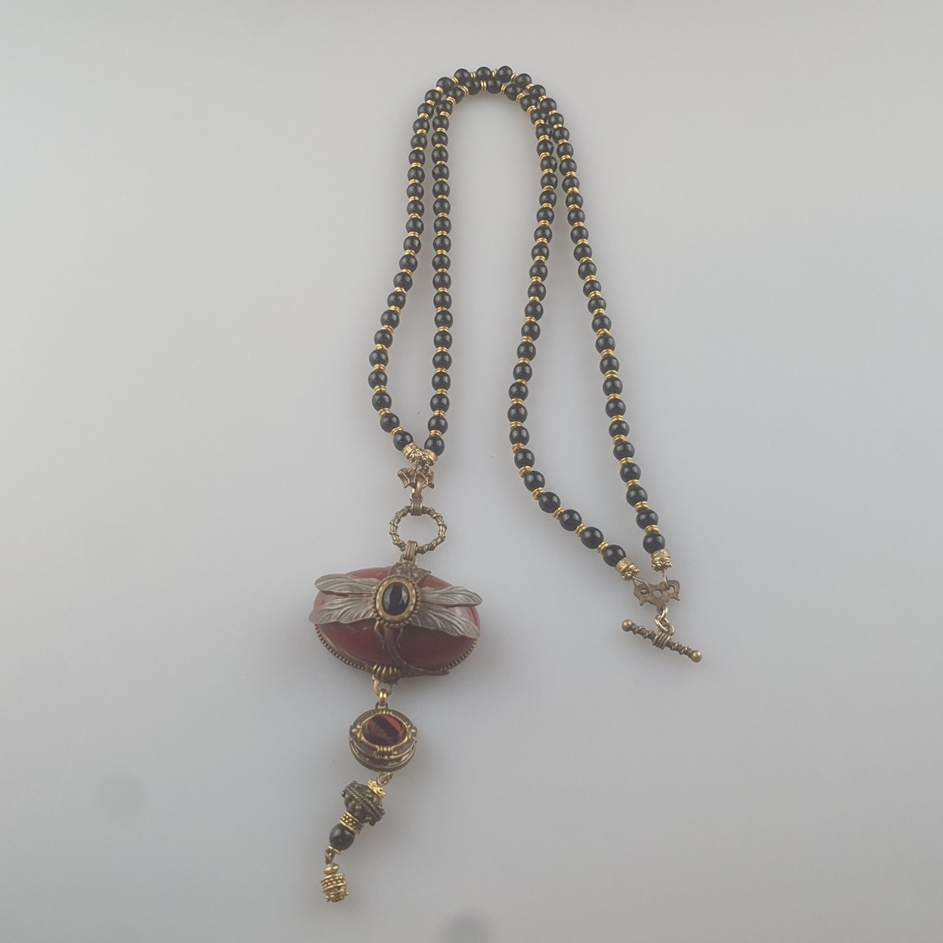 Jugendstil-Halskette mit Libellen-Anhänger - Anfang 20. Jh., Kette aus runden Onyxperlen (Dm. 6 mm) - Bild 7 aus 7