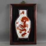 Wanddekoration mit Vase - China, halbe Porzellanvase in Holzrahmung eingelassen, Vase bemalt mit Sh