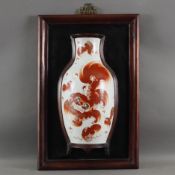 Wanddekoration mit Vase - China, halbe Porzellanvase in Holzrahmung eingelassen, Vase bemalt mit Sh