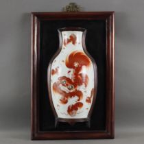 Wanddekoration mit Vase - China, halbe Porzellanvase in Holzrahmung eingelassen, Vase bemalt mit Sh