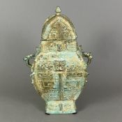 Fanghu-Vase im archaischen Stil - China, grün-braun patinierte Bronze, vierkantige gebauchte Form a
