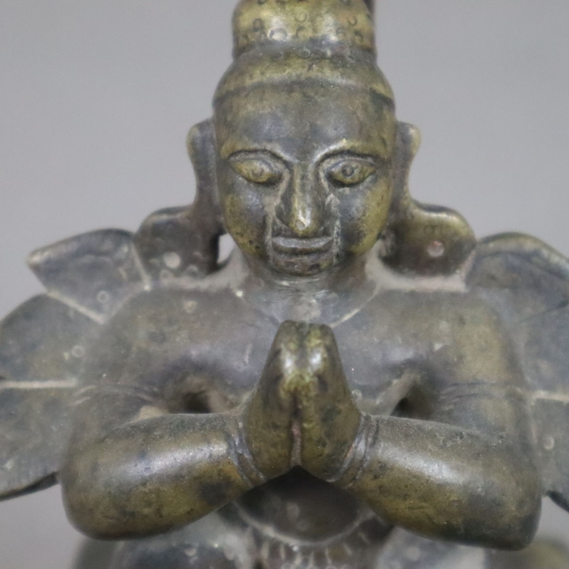 Bronzeleuchter mit figürlichem Schaft - Indien, 19.Jh. oder früher, kleine Schale von 4 cm-Dm. getr - Image 3 of 8
