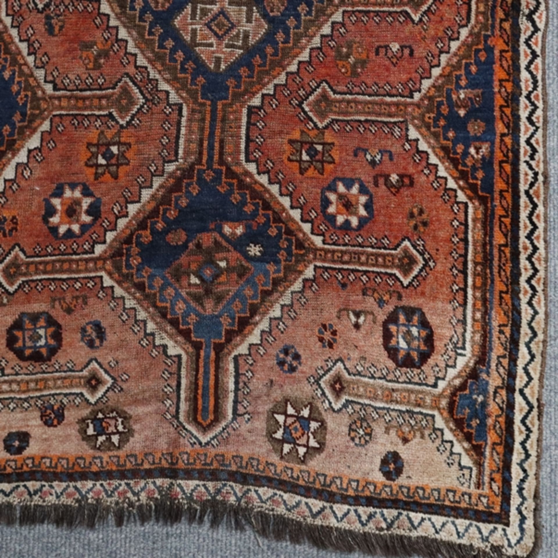 Schiraz - Persien, Wolle, geometrische Ornamente, restauriert, verzogen, begangen, ca. 184 x 102 cm - Bild 2 aus 7