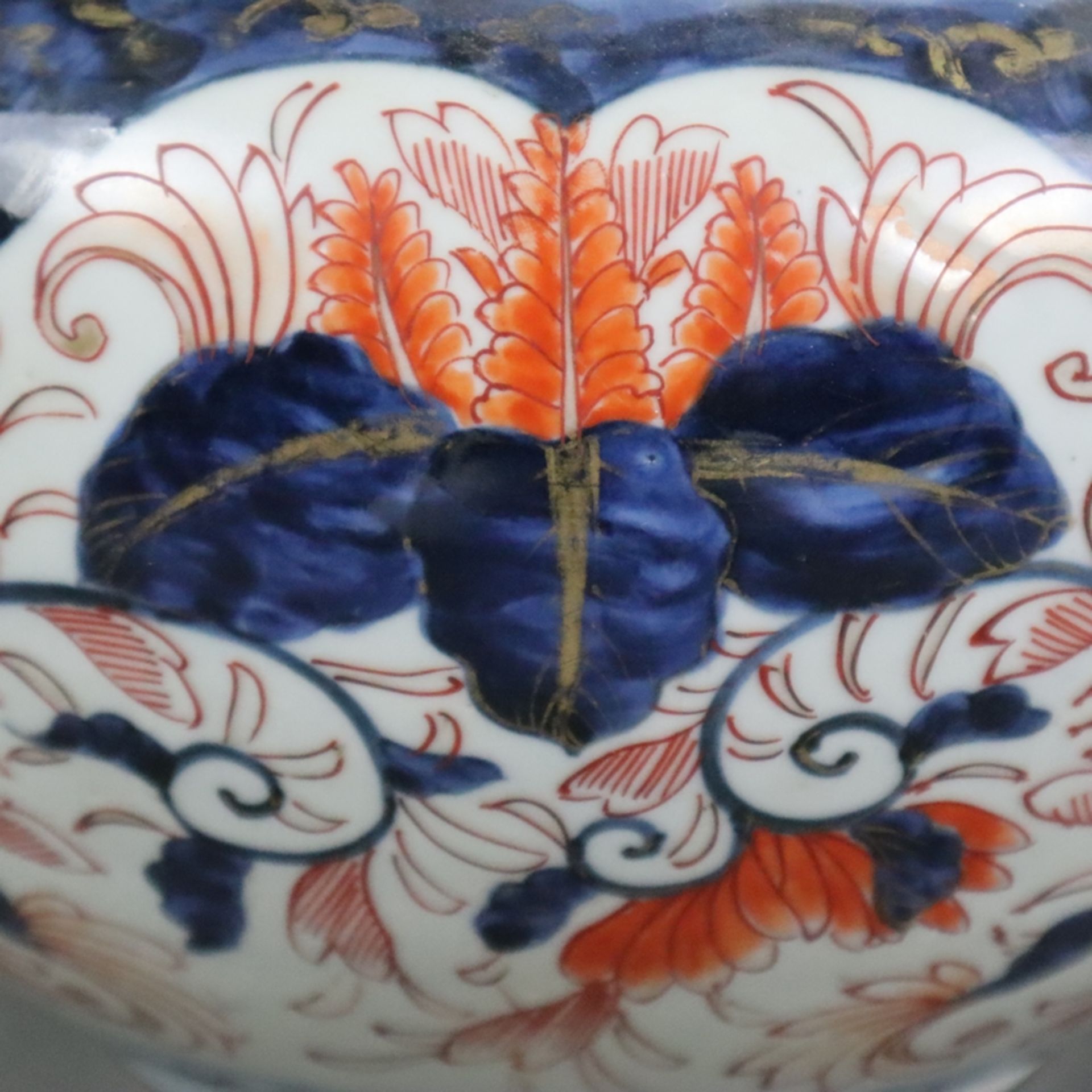 Imari-Cachepot - Japan, Anfang 20. Jh., Dekor mit Phönix- und Pflanzenmotiven sowie Zierborten in U - Image 8 of 10