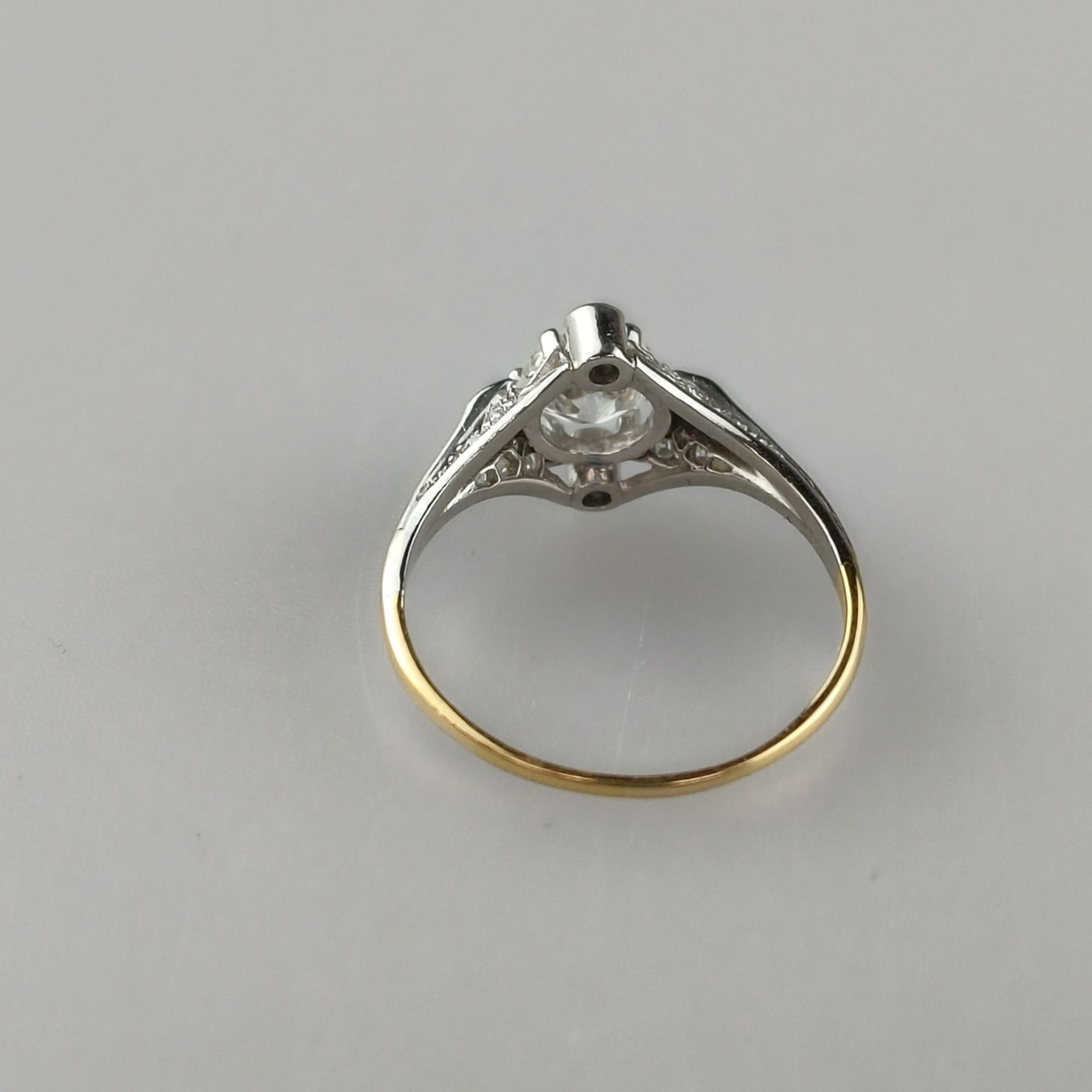 Diamantring - Weiß-/ Gelbgold 750/000, gestempelt, zentraler Diamant im Brillantschliff von 0,80 ct - Bild 5 aus 6