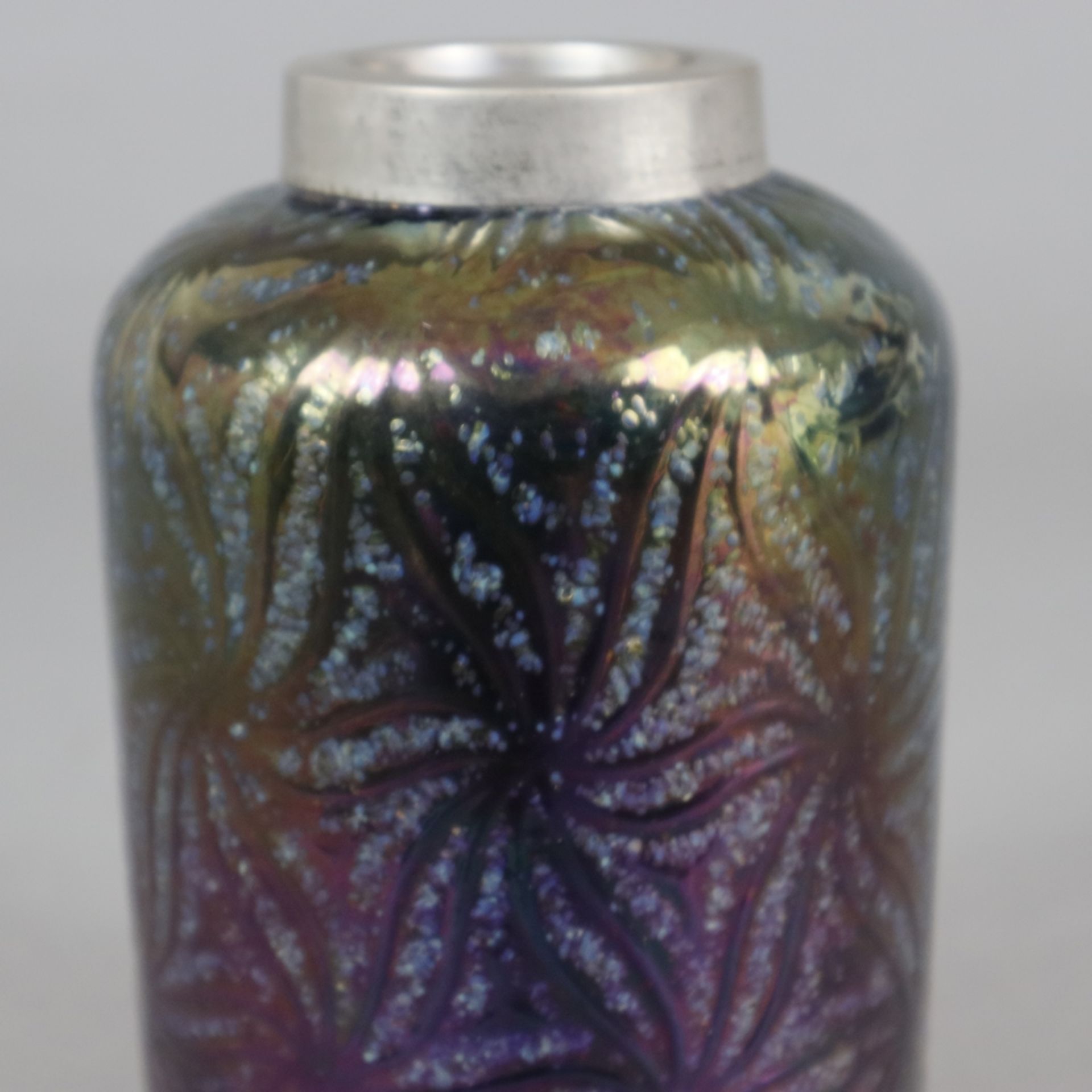 Jugendstil-Vase - Anfang 20. JH., violett-irisiertes Glas mit floral anmutendem Liniendekor, Metall - Image 3 of 5