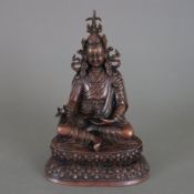 Padmasambhava als Guru Rinpoche - Kupfer, in entspannter Haltung auf einem Blätterthron sitzend, in