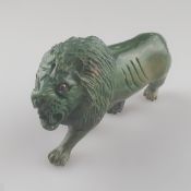 Schreitender Löwe - grüner Stein vollrund geschnitzt, wohl Chrysokoll, mit aufgerissenem Maul und ü