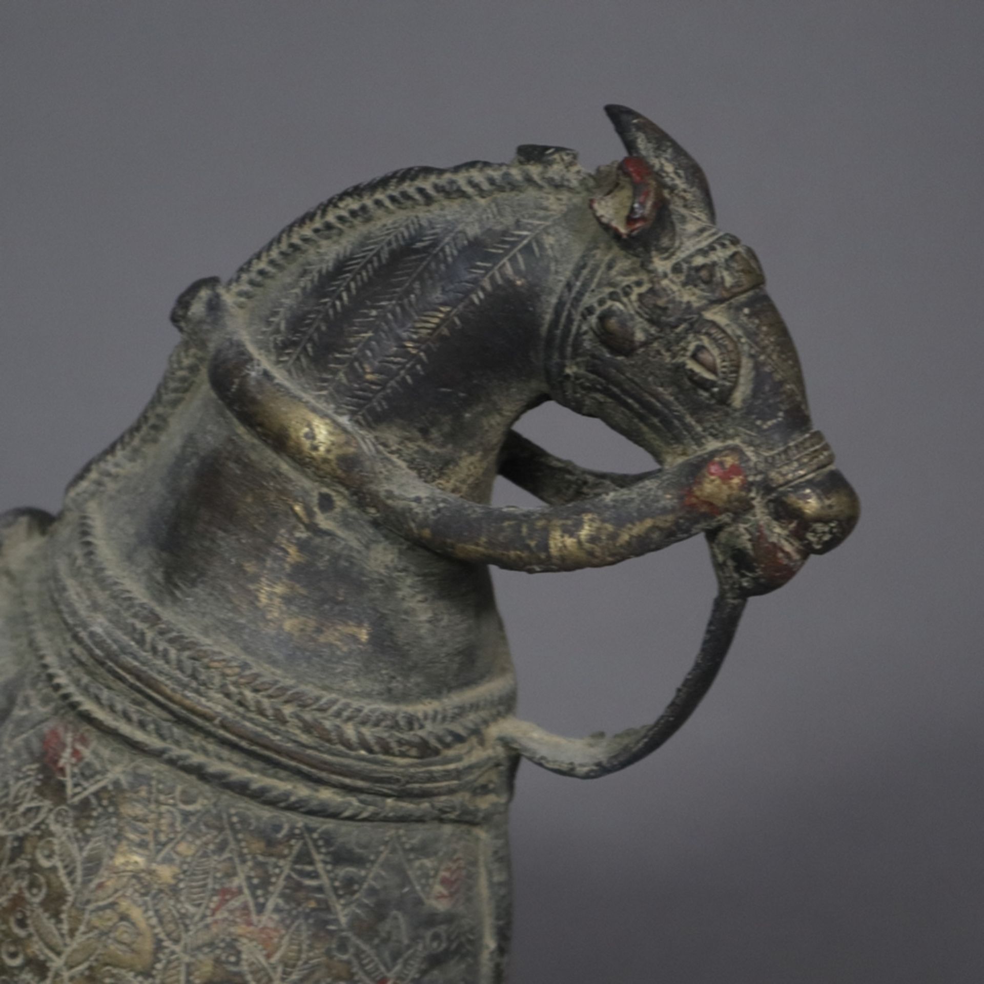 Pferd auf Rollen aus Bronze - Indien ca. 19. Jh., gesatteltes Pferdchen mit Zaumzeug auf durchbroch - Image 4 of 10
