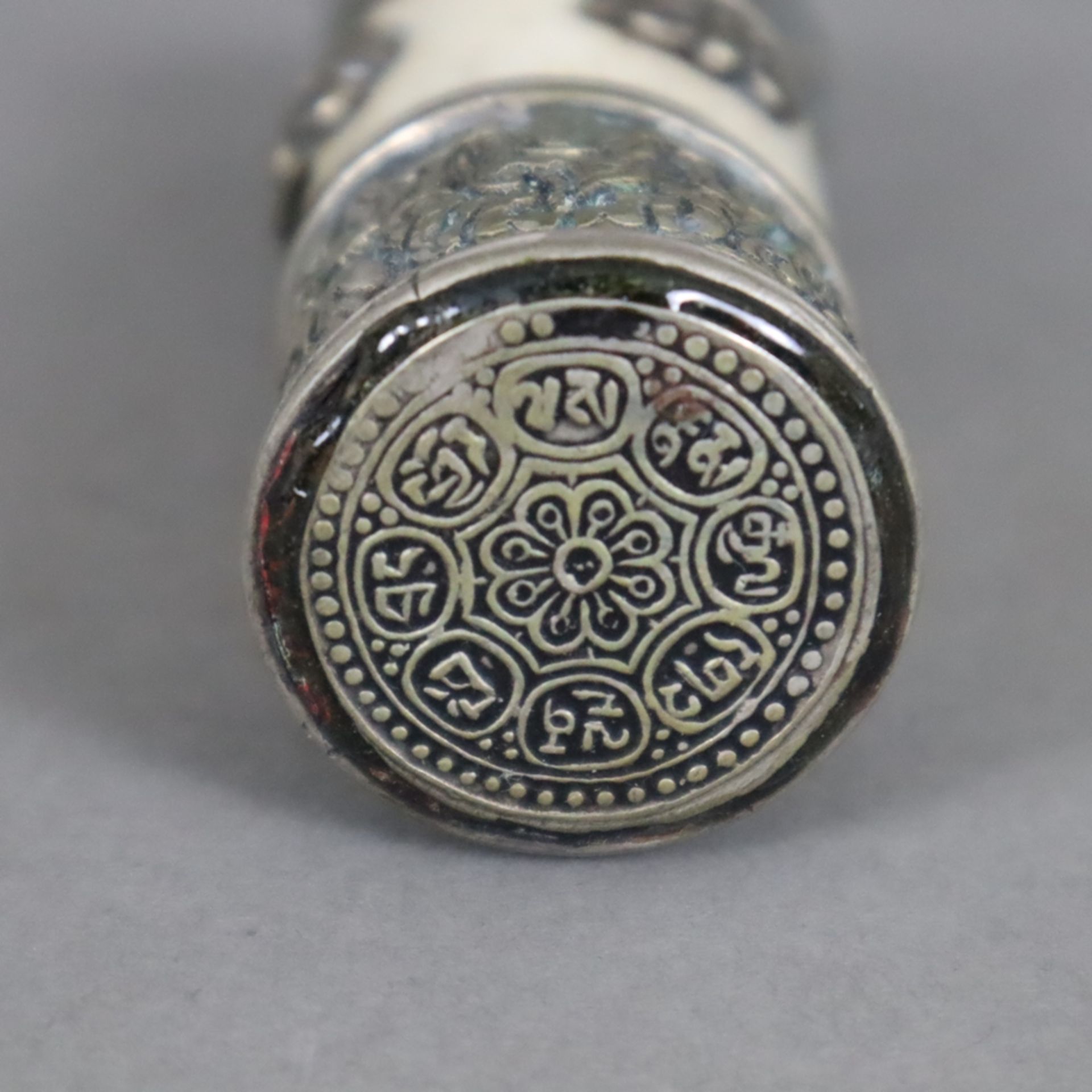 Siegel/Petschaft - Nordindien 19./20.Jh., Bein / ornamentierte Silberbeschläge mit Ashtamangala-Sym - Image 6 of 6