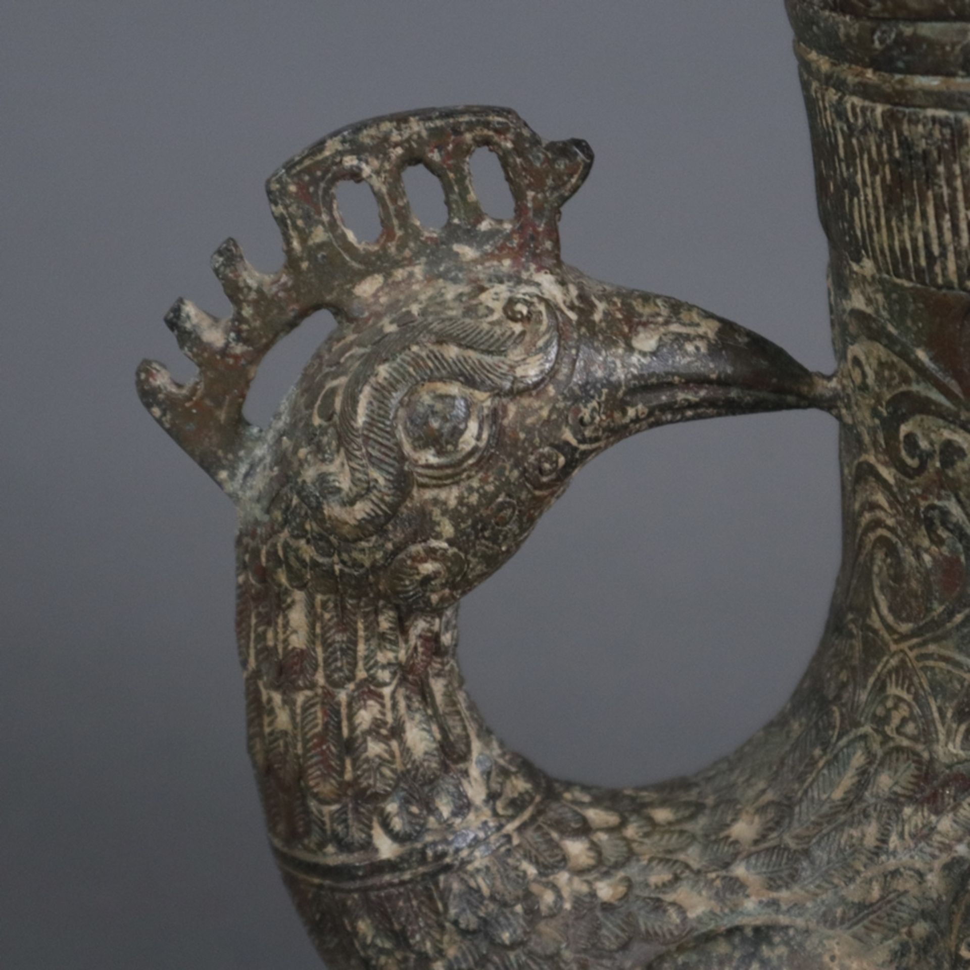 Gefäß in Vogelform - China, in der Art der „zun“-Gefäße aus der Shang-Zeit, gegossene Bronzelegieru - Image 2 of 8