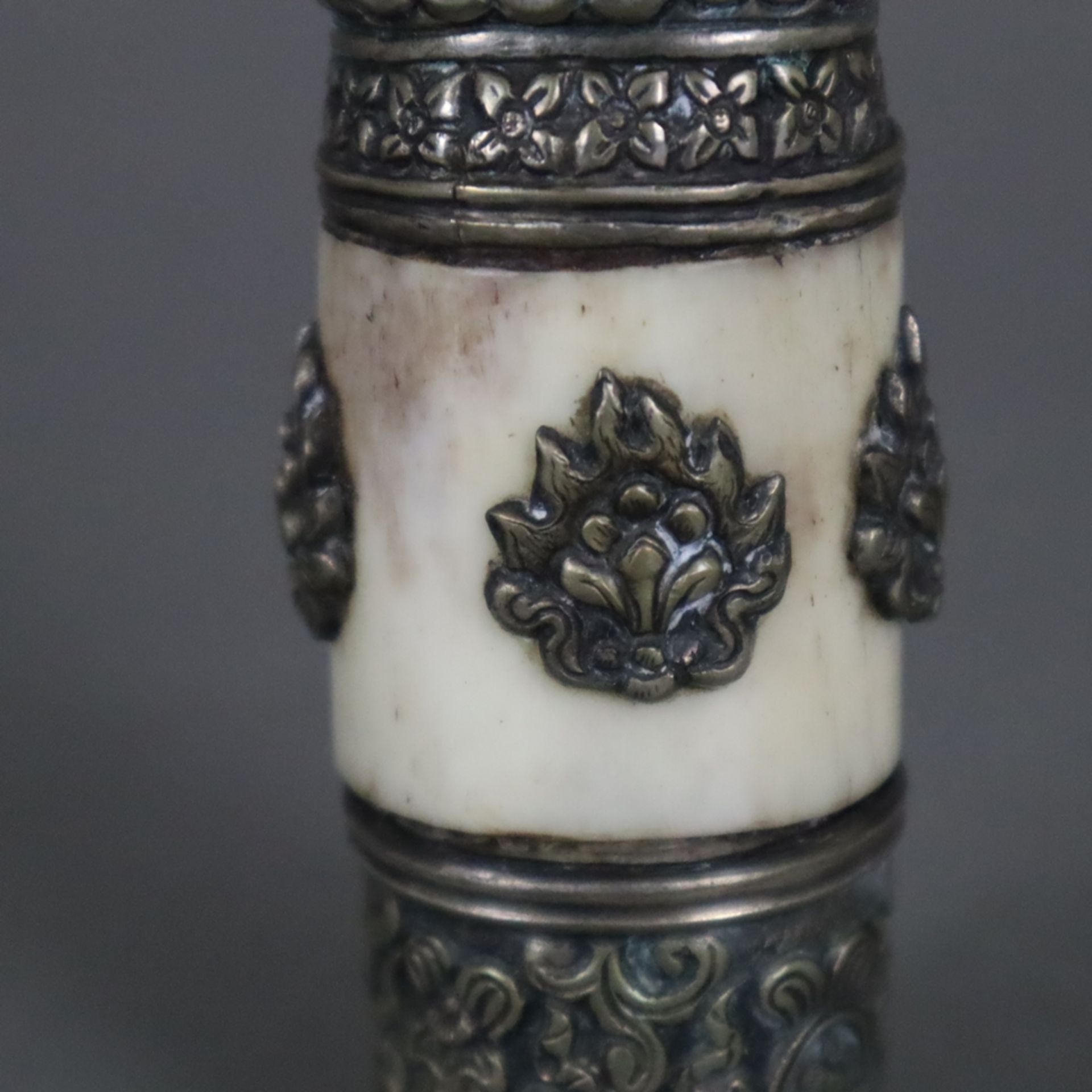 Siegel/Petschaft - Nordindien 19./20.Jh., Bein / ornamentierte Silberbeschläge mit Ashtamangala-Sym - Image 3 of 6