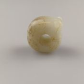 Zhulong ("Schweinsdrache") - China, ausgehende Qing-Dynastie, weiße Jade mit braunen Einsprengseln 