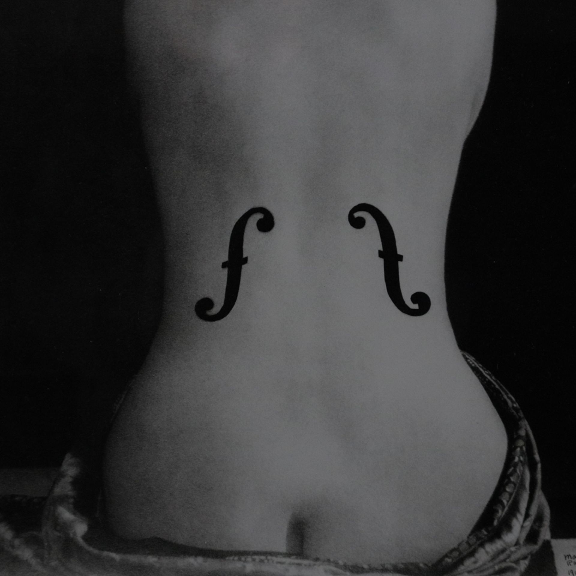 Man Ray (1890 Philadelphia -1976 Paris) - "Violin d'Ingres", Offsetdruck, im Druck signiert und dat - Bild 4 aus 4