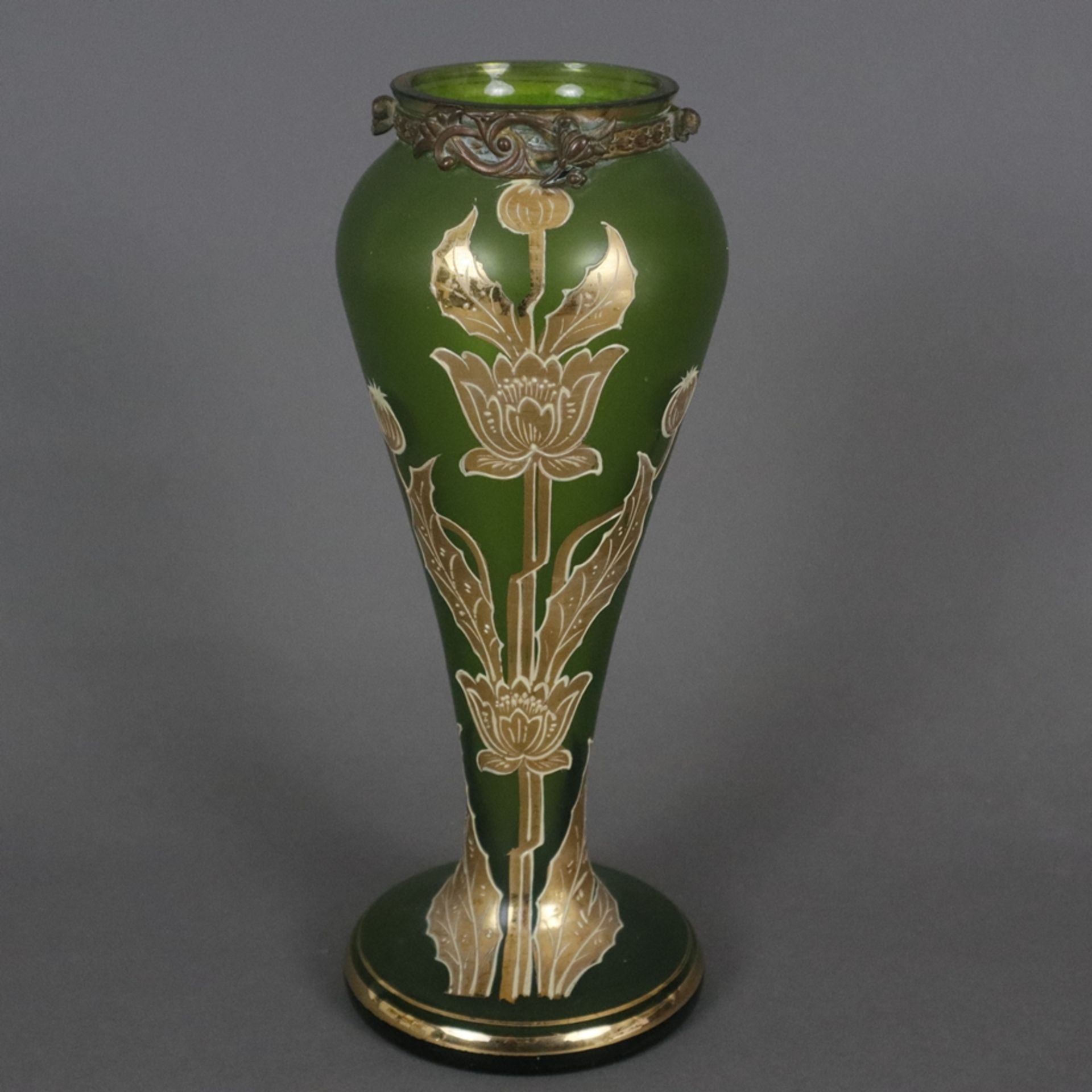 Jugendstil-Glasvase mit Metallmontur - wohl Frankreich um 1900, Klarglas mit grünem Unterfang, scha