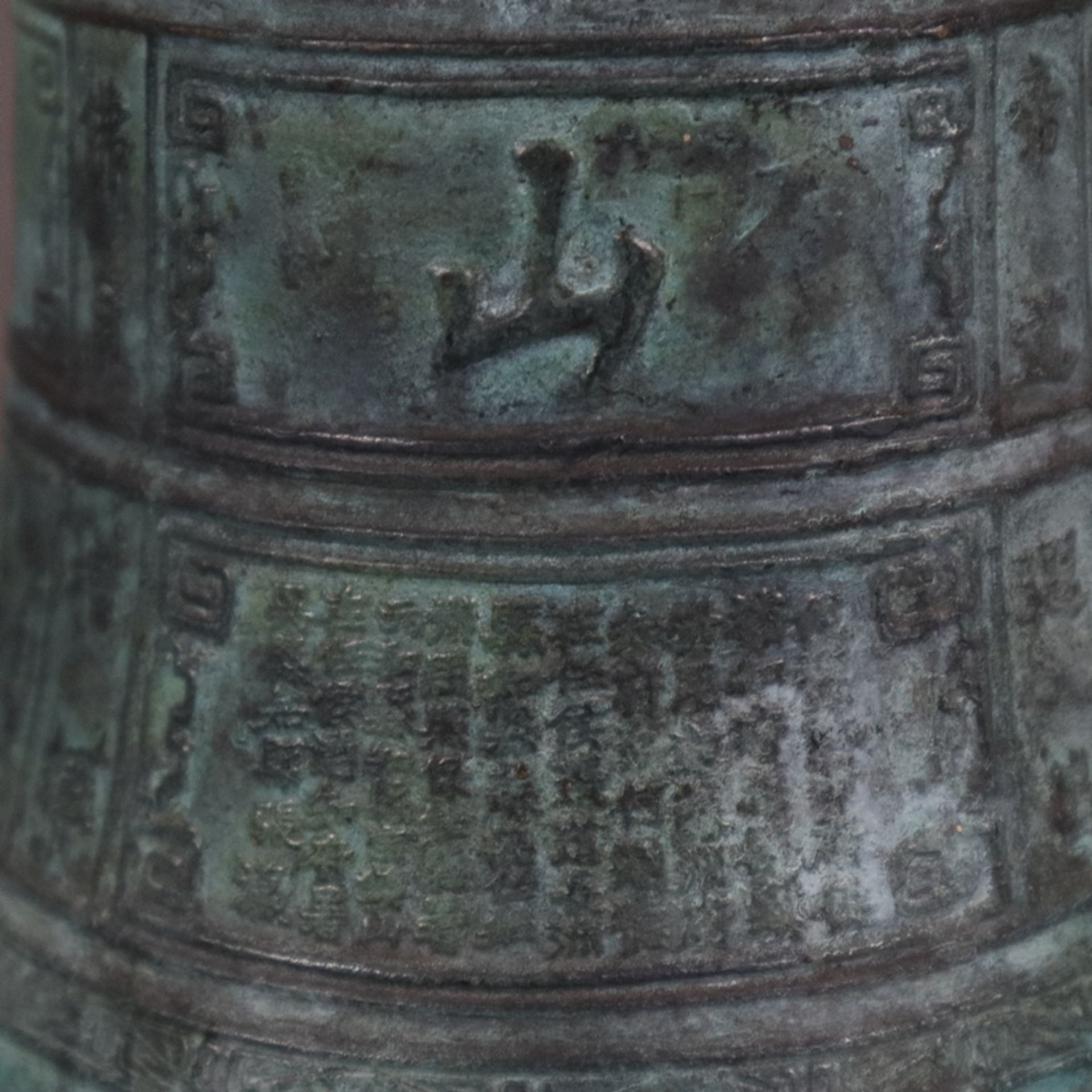 Tempelglocke - China, helle Bronze mit grüner Patina, Wandung allseits mit reliefiertem archaisiert - Bild 7 aus 10