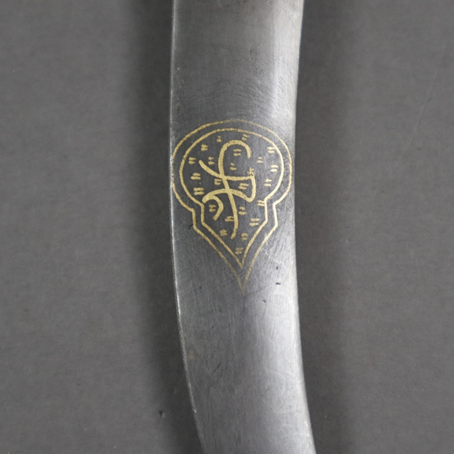 Kleiner Eisendolch - Indien 19./20.Jh., zweischneidige gekrümmte von 11,5 cm-Länge, Klinge, taillie - Image 3 of 5
