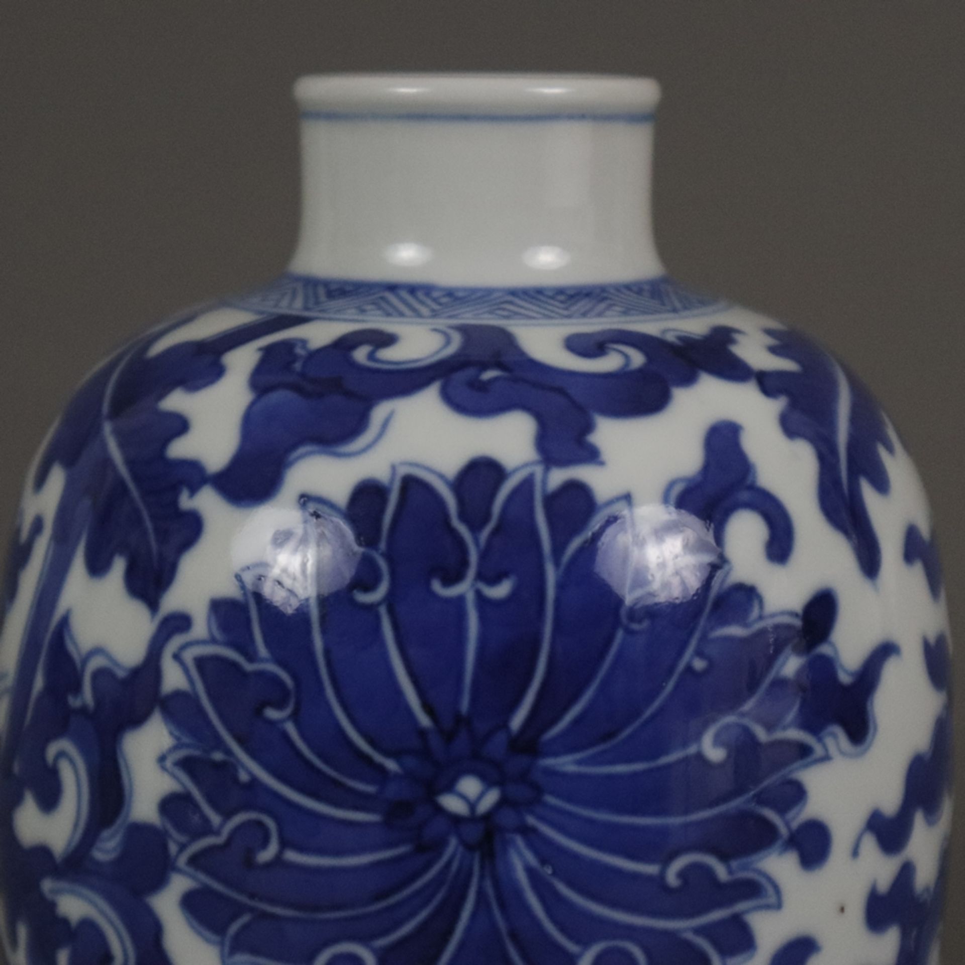 Blauweiß-Balustervase - China, leicht ovoid geformte Balustervase mit eingeschnürter Mündung, flora - Bild 3 aus 7