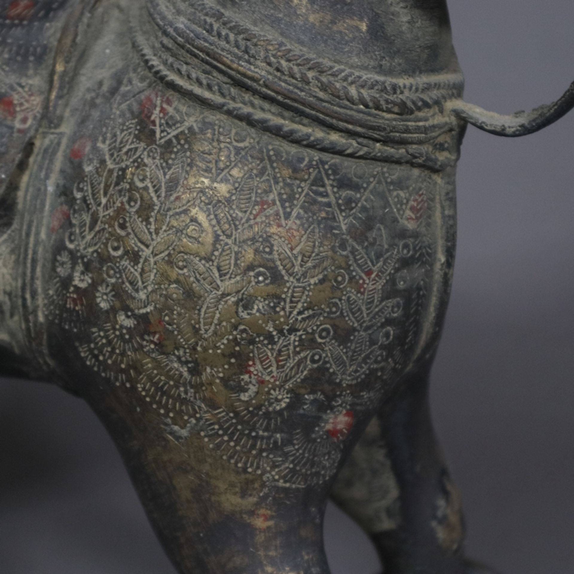Pferd auf Rollen aus Bronze - Indien ca. 19. Jh., gesatteltes Pferdchen mit Zaumzeug auf durchbroch - Image 6 of 10