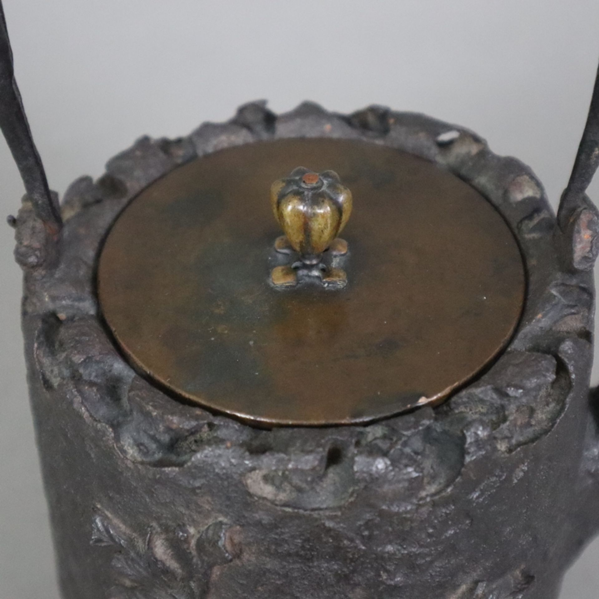Tetsubin - Wasserkessel für die Teezeremonie, Japan, ca. Meiji-/Taishō-Zeit, Gusseisen mit Bronzede - Image 2 of 9