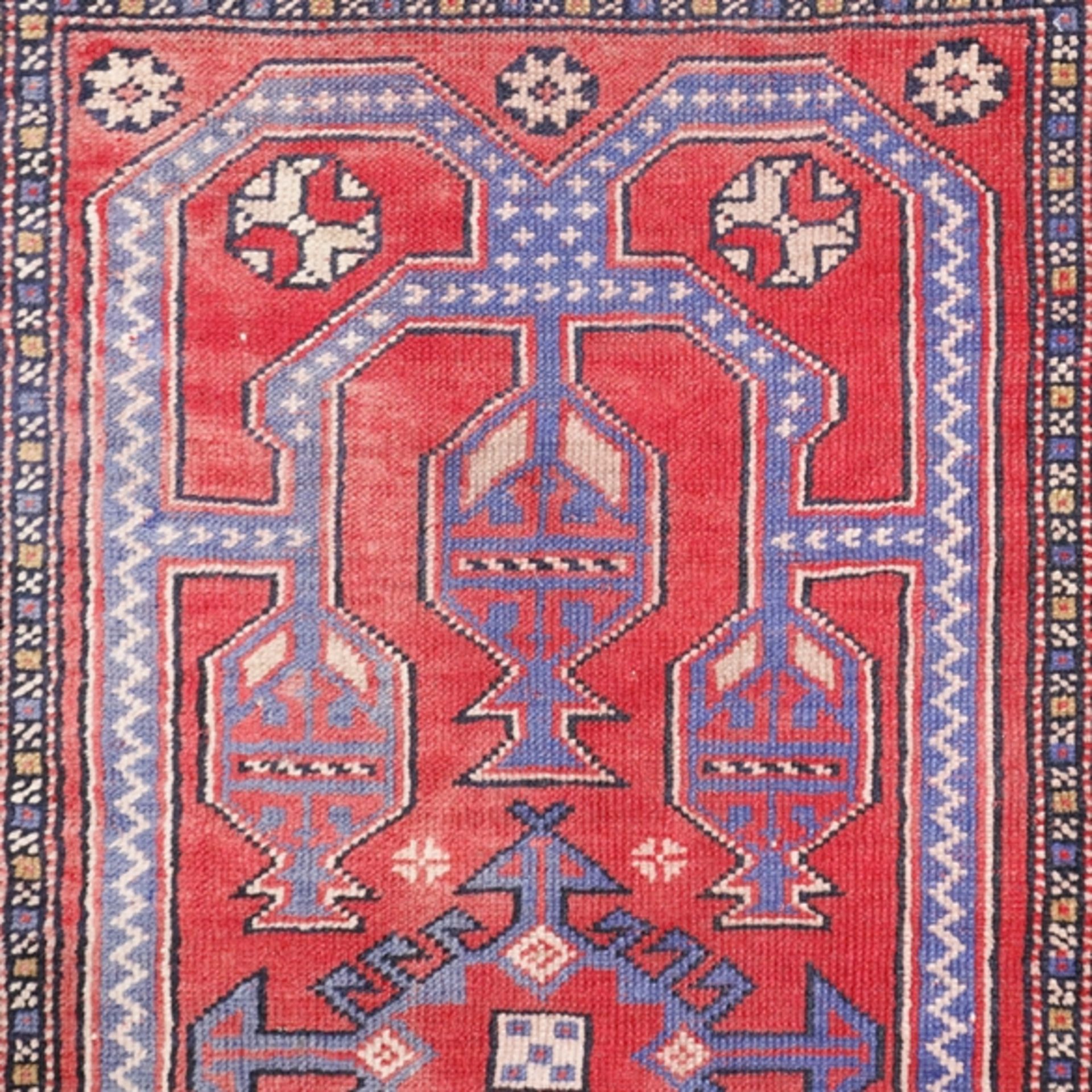 Kasak-Läufer - Russland, Wolle, rotgrundiges Innenfeld, geometrisch gemustert, Mehrfachborte, Gebra - Image 2 of 8