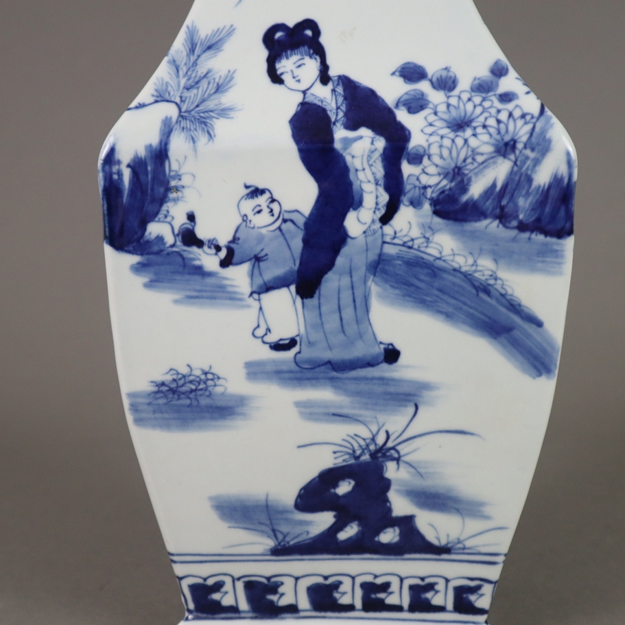 Dreieck-Vase - China, allseits dekoriert in Unterglasurblau, Wandung mit von Ornamentborten gerahmt - Image 5 of 9