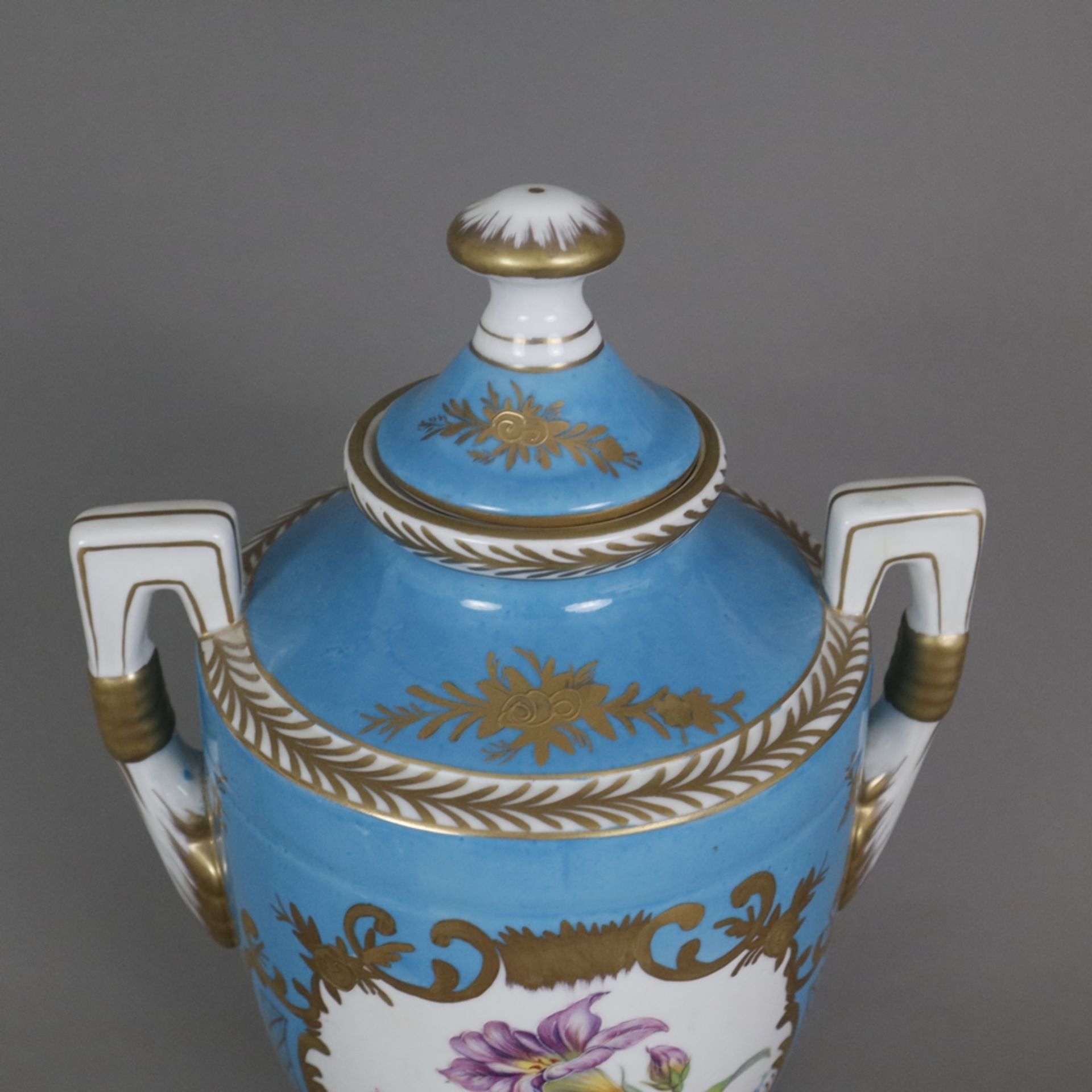 Henkelvase und kleine Deckelterrine mit Presentoir im Sèvres-Stil - 20. Jh., Porzellan, türkisblaue - Image 3 of 12