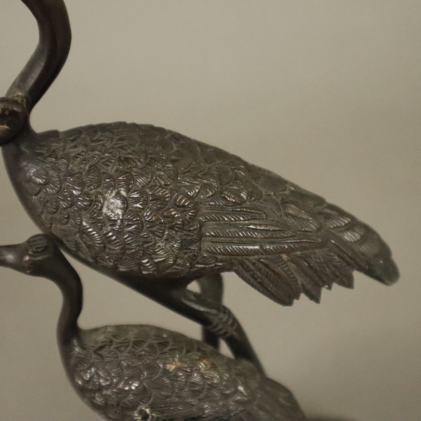 Figürlicher Leuchter - China, 20. Jh., Bronze, braun patiniert, zwei vollrund gearbeitete Kraniche - Image 5 of 8