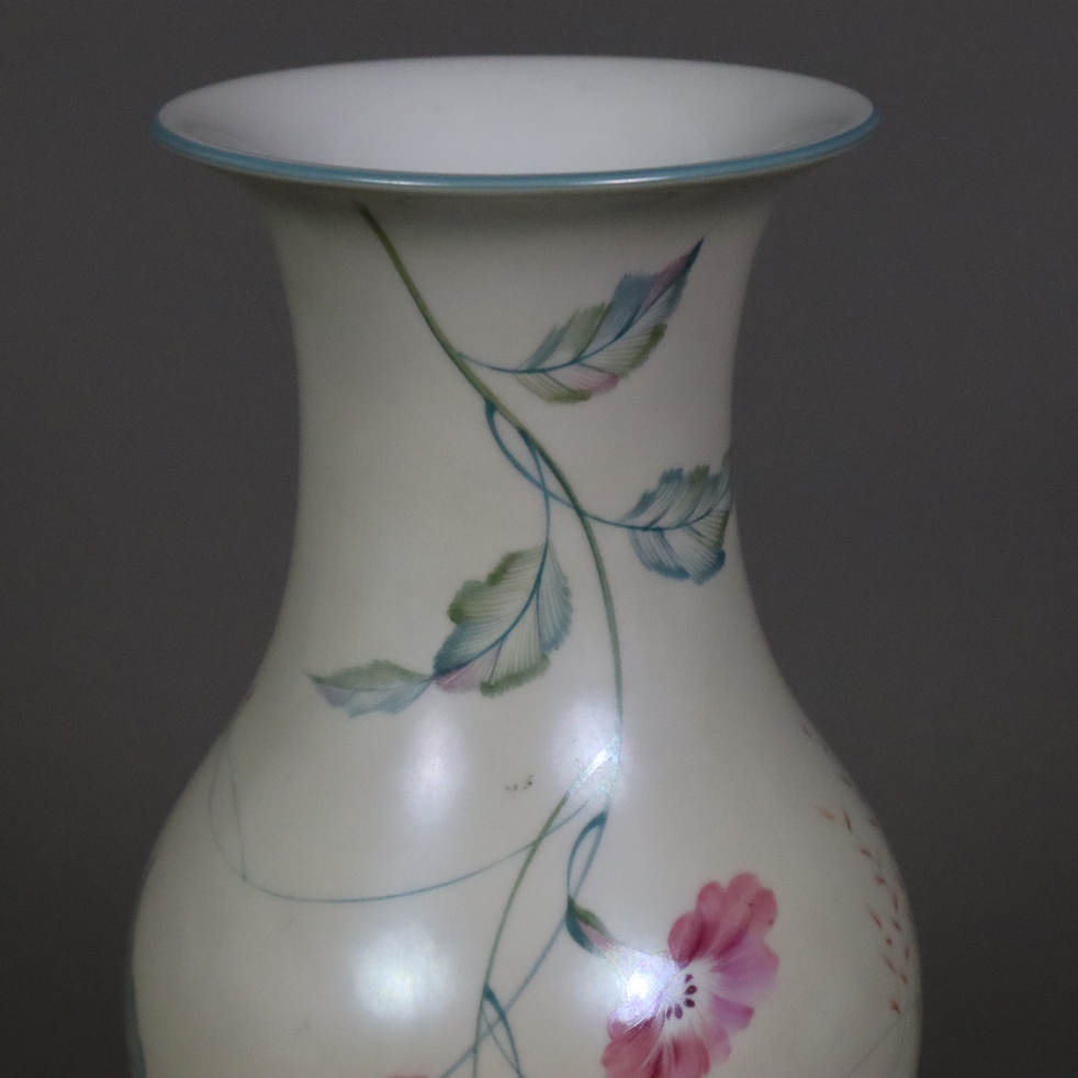 Balustervase - Rosenthal, Porzellan mit matter cremefarbener Glasur und feiner Blütenbemalung, Wind - Image 2 of 7