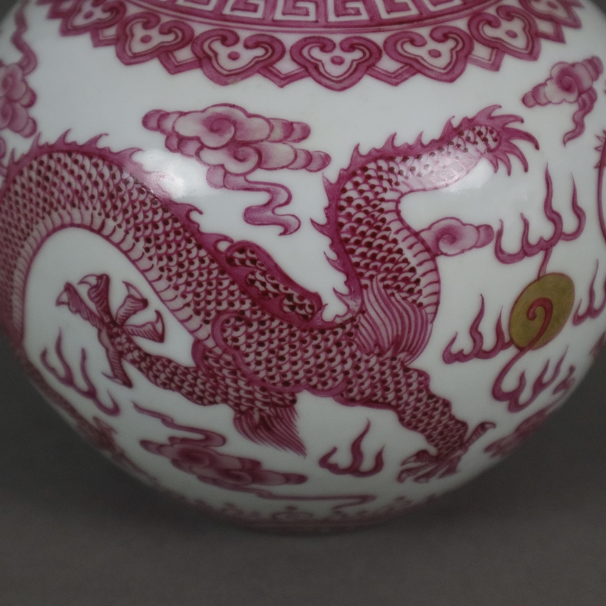 Drachenvase - China, Porzellan, „Tian qiu ping"-Form mit leicht ansteigender Halspartie, auf der Wa - Image 5 of 7
