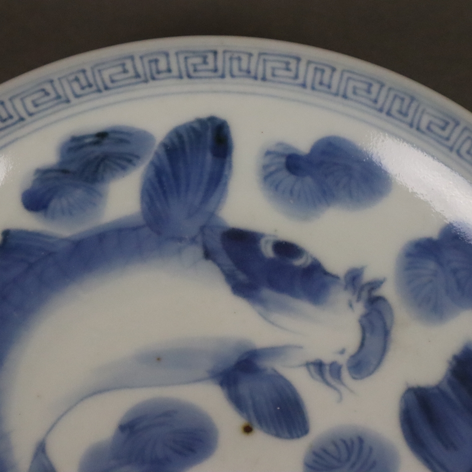 Teller mit Karpfendekor - China, späte Qing-Dynastie, Porzellan, runde Form mit fein gemalten Karpf - Image 3 of 7