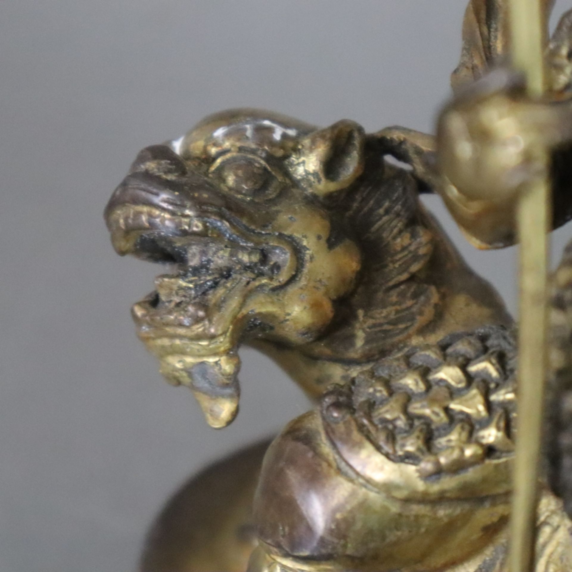 Figur des Vaishravana - tibeto-chinesisch, Bronzelegierung, teils vergoldet, der Schutzgott sitzt s - Bild 6 aus 8