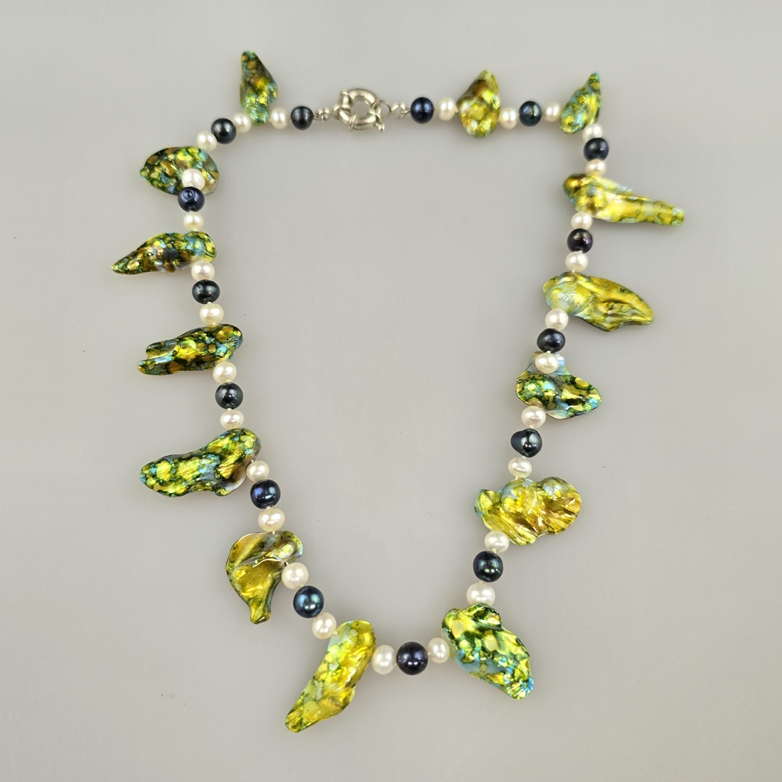 Extravagante Halskette - 14 unregelmäßig geformte naturgewachsene Perlmuttelemente, grün-gelb schil - Image 3 of 6