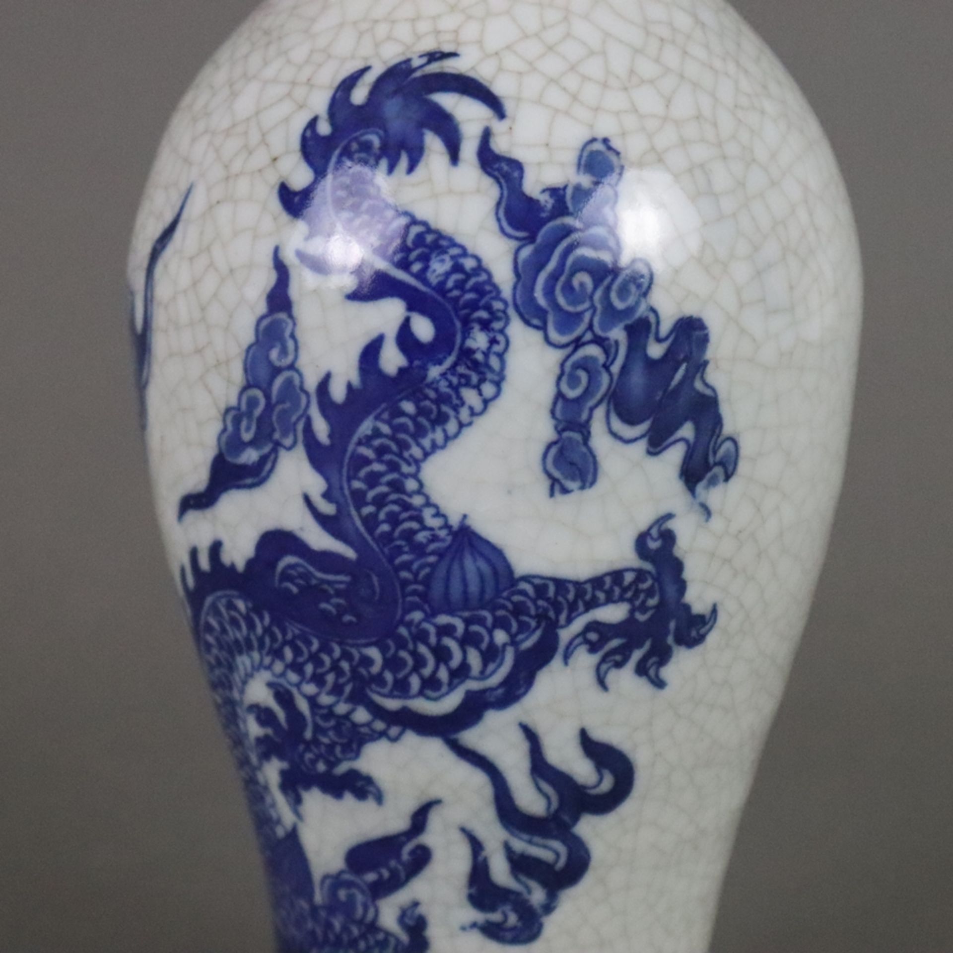 Balustervase - China, krakelierte Glasur des guan-yao-Typus, Drachenmotiv in Blau mit Abrieb, einge - Image 5 of 7