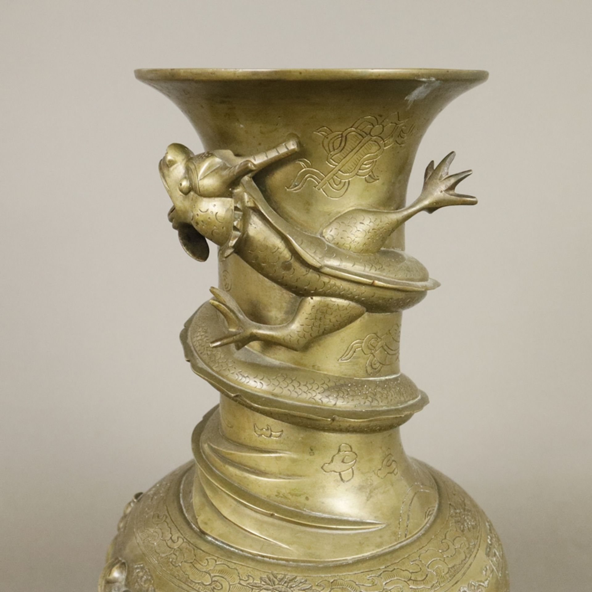 Drachenvase als Lampenfuß - China, um 1900, Messing, reich verzierter Vasenkorpus mit umlaufendem o - Bild 4 aus 10