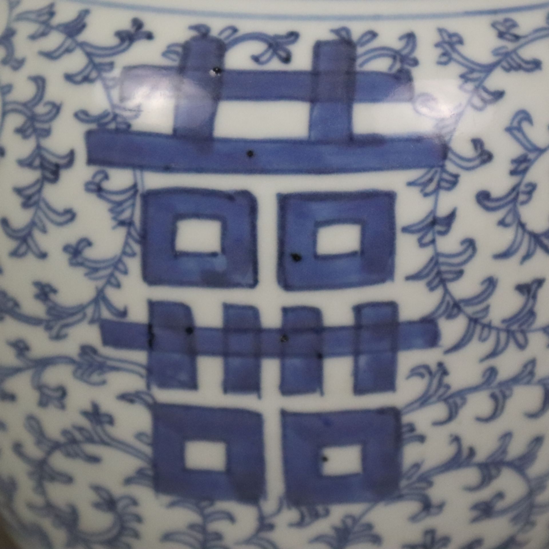 Blau-weißer Deckeltopf - China, ausgehende Qing-Dynastie, spätes 19. Jh., Porzellan, auf der Wandun - Image 5 of 7