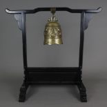 Glocke mit Drachenrelief im Holzgestell- China, Bronzelegierung mit goldener Patina, leicht konisch
