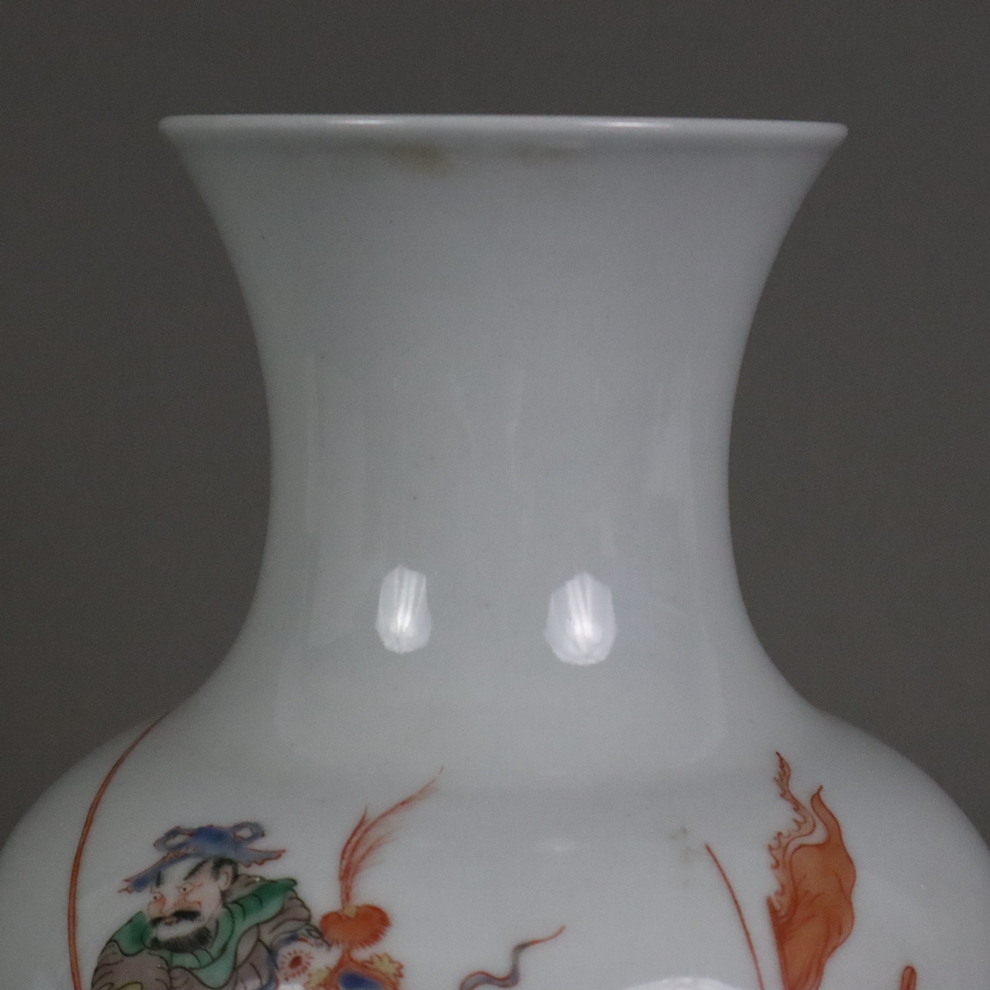 Balustervase - China, frontal figürliche Bemalung in polychromen Emailfarben, rückseitige Beschrift - Image 3 of 13