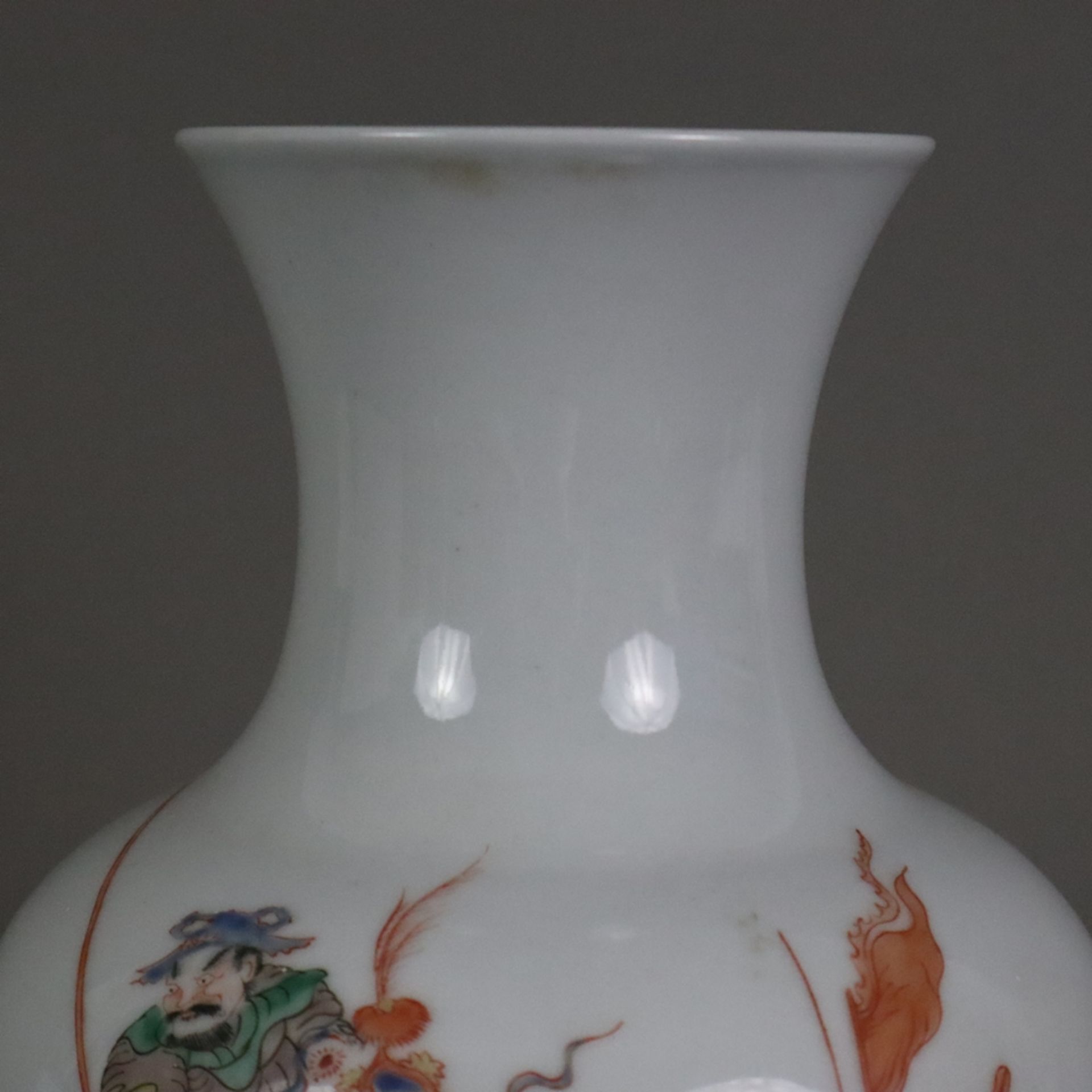 Balustervase - China, frontal figürliche Bemalung in polychromen Emailfarben, rückseitige Beschrift - Bild 3 aus 13