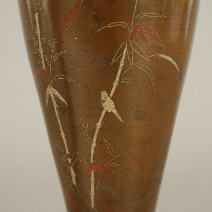 Vasenpaar - wohl China 19. Jh., schlanker Balusterkorpus, bronziertes Weißmetall mit feinen Buntmet - Image 4 of 8