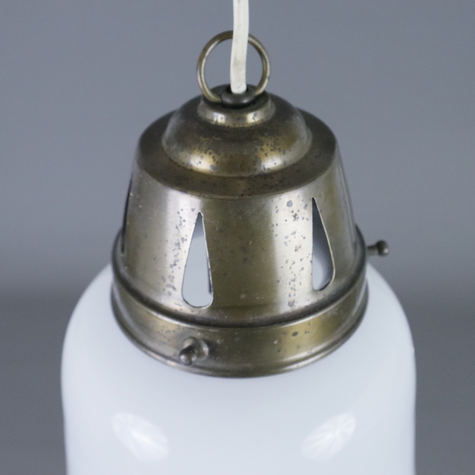 Jugendstil-Deckenlampe - Anfang 20. Jh., glockenförmiger Glas-Schirm mit opalweißem Unterfang, Meta - Image 6 of 7