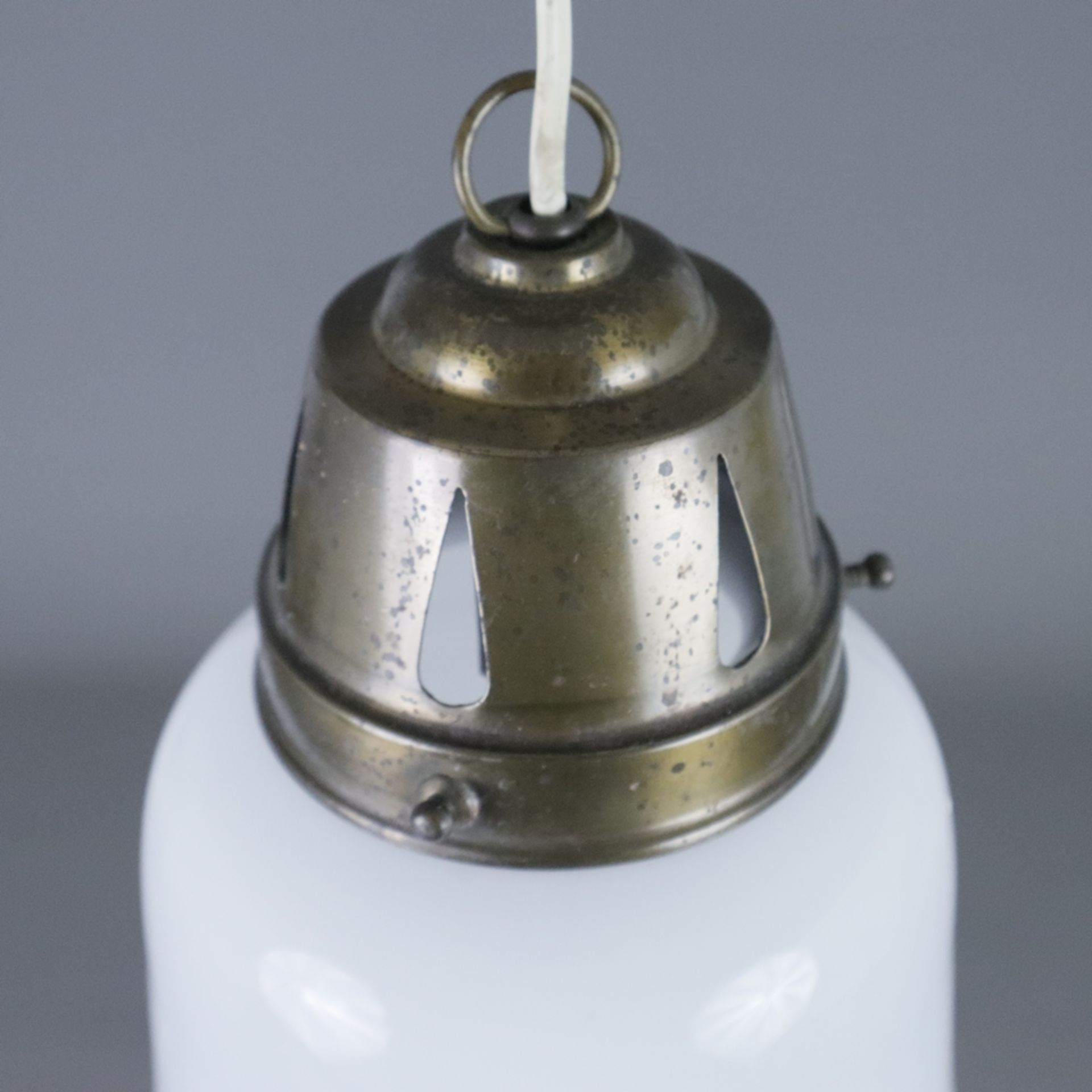 Jugendstil-Deckenlampe - Anfang 20. Jh., glockenförmiger Glas-Schirm mit opalweißem Unterfang, Meta - Bild 6 aus 7