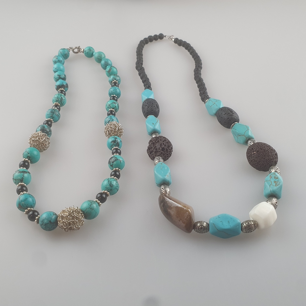 Zwei Halsketten -ausgefallen gestaltete Ketten mit Elementen aus Türkis/gefärbter Howlith, Lavastei - Image 6 of 6