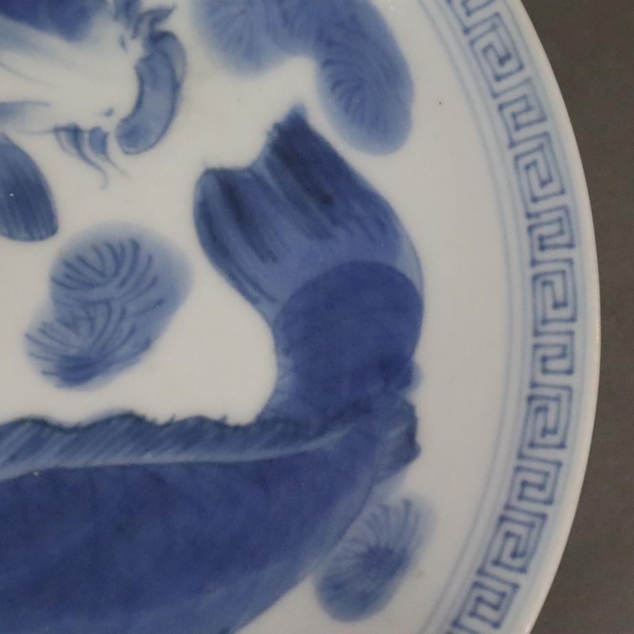 Teller mit Karpfendekor - China, späte Qing-Dynastie, Porzellan, runde Form mit fein gemalten Karpf - Image 4 of 7