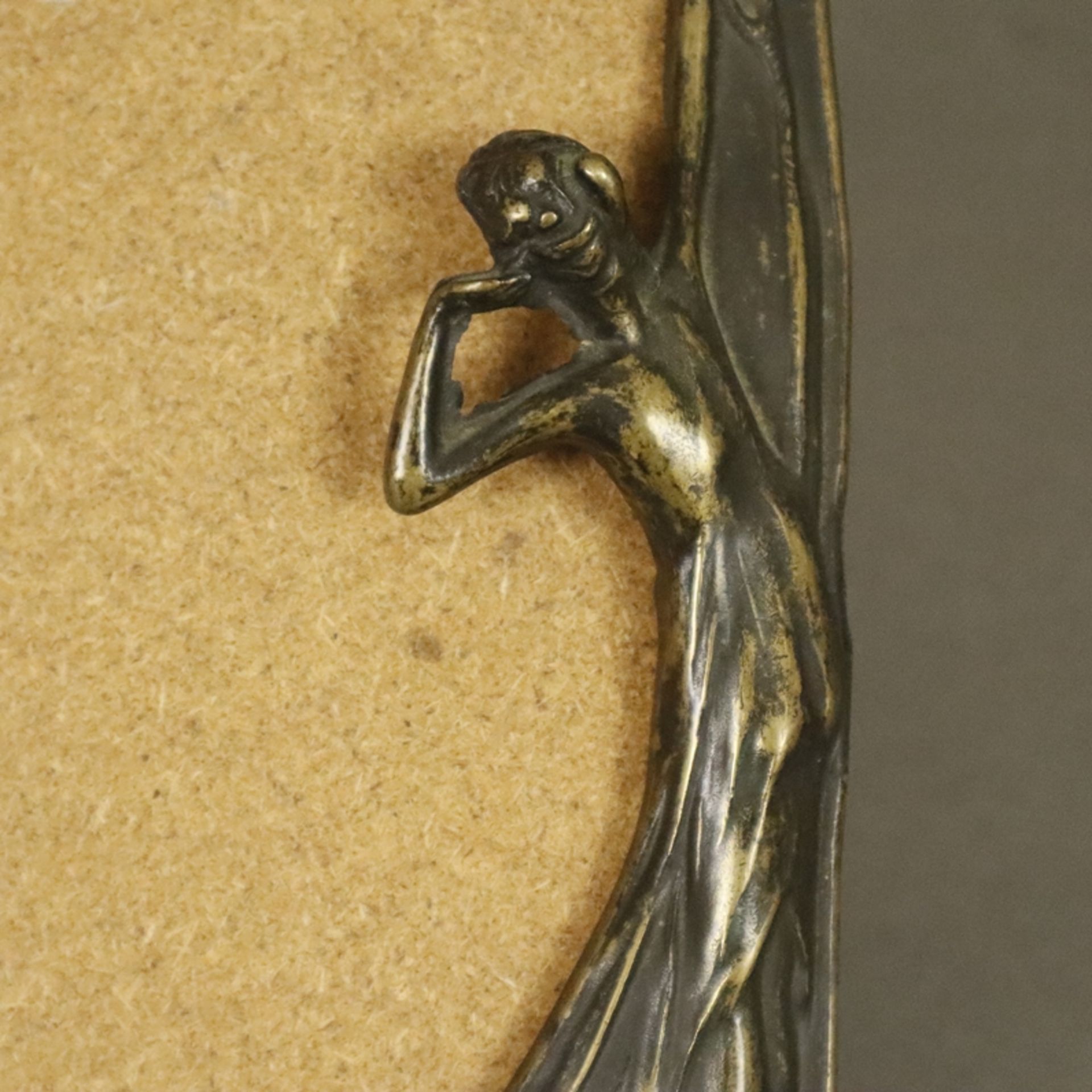 Jugendstil Standrahmen - um 1900/1920, Bronze, braun patiniert, floral reliefierte geschwungene For - Image 2 of 6