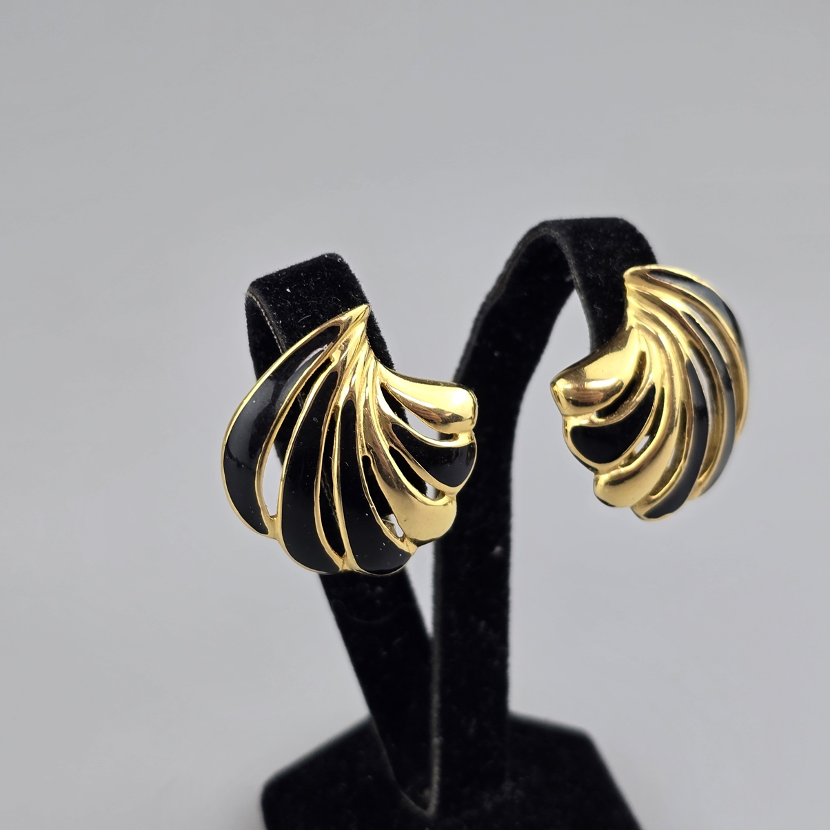 Ein Paar Vintage-Ohrclips - MONET / USA, nach 1955, Metall vergoldet, glanzpoliert, durchbrochen mu - Image 2 of 3
