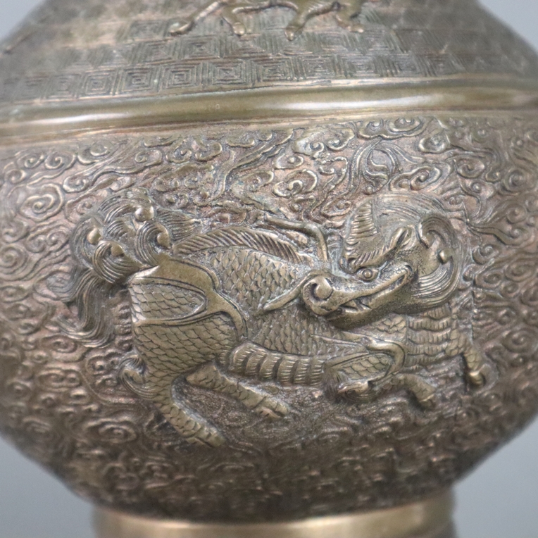 Vase - Bronzelegierung, gefußte kugelrunde Wandung mit langem Hals und knoblauchknollenförmig verdi - Image 7 of 11