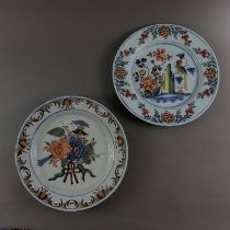 Zwei Fayenceteller - um 1800, 1x wohl Lambeth Delft, beiger Scherben, kleisterblaue Zinnglasur, pol