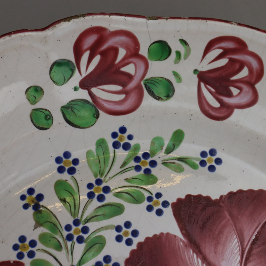 Paar Fayence-Platten - La Rochelle/Les Islettes, 19.Jh., geschweifte Ränder, volkstümlicher florale - Image 5 of 13